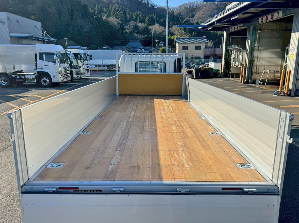 床は板張りです。|日野 レンジャー 2PG-FD2ABA(2WD)の写真9