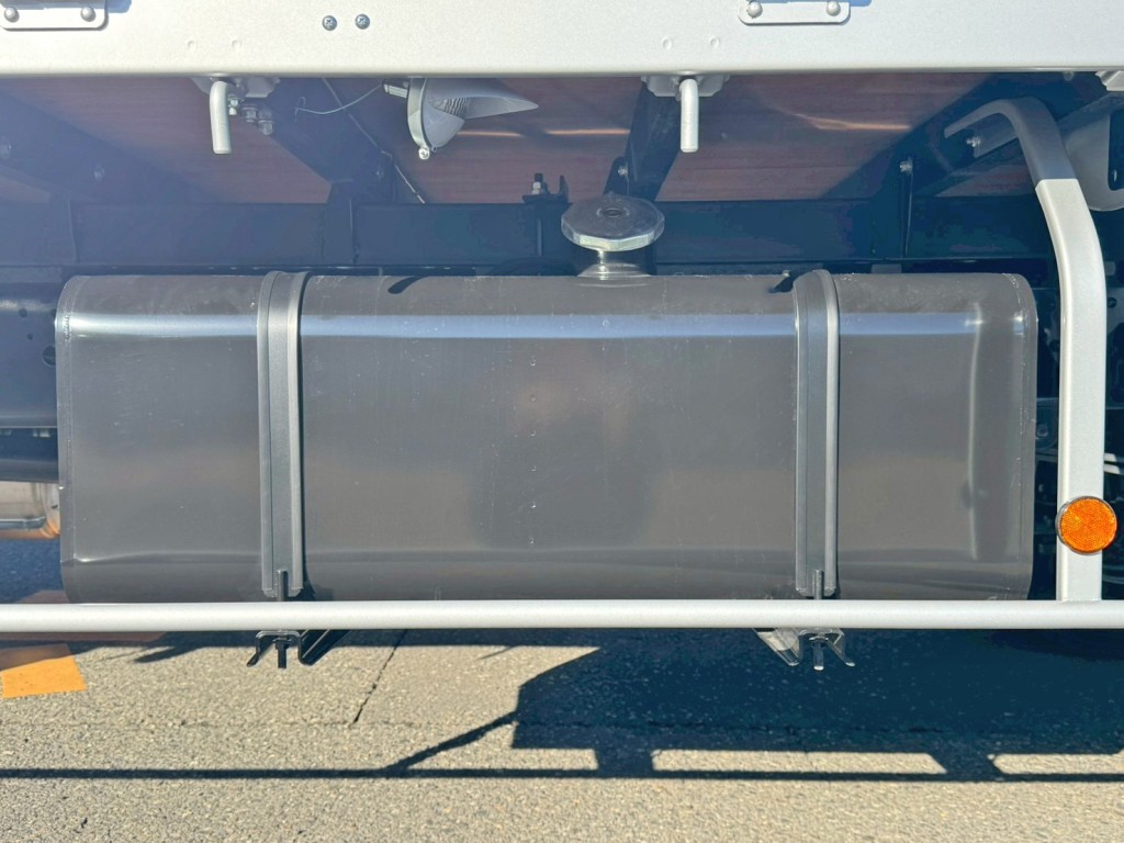 燃料タンクは200Lです。|日野 レンジャー 2PG-FD2ABA(2WD)の写真13