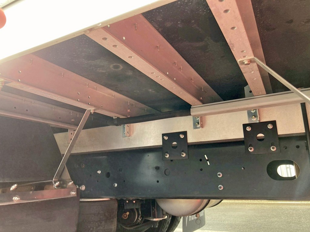 シャーシとネタの状態です。(縦ネタ・横ネタはアルミ製です)|いすゞ フォワード 2RG-FTR90V4の写真6
