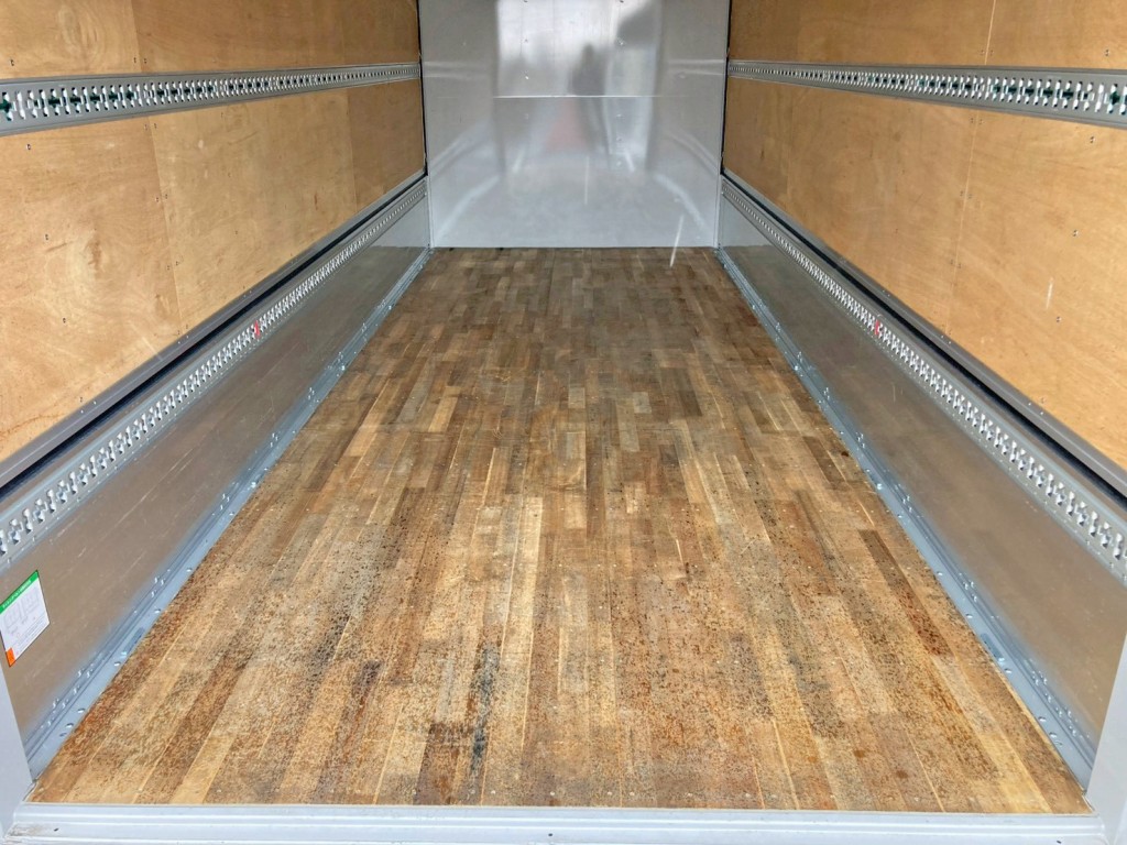 床は板張りです。|いすゞ フォワード 2RG-FTR90V4の写真10