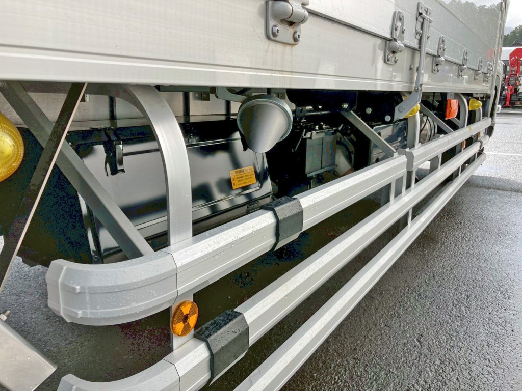 ボディー運手席側中央部に工具箱が付いています。|いすゞ フォワード 2RG-FTR90V4の写真12