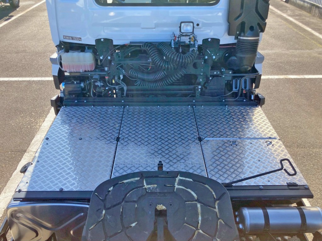 踊り場は縞板アルミです。|UDトラックス  2RG-GK5DABの写真9