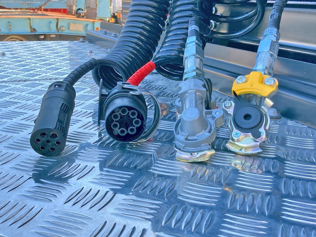 接続コネクターです。|UDトラックス  2RG-GK5DABの写真10