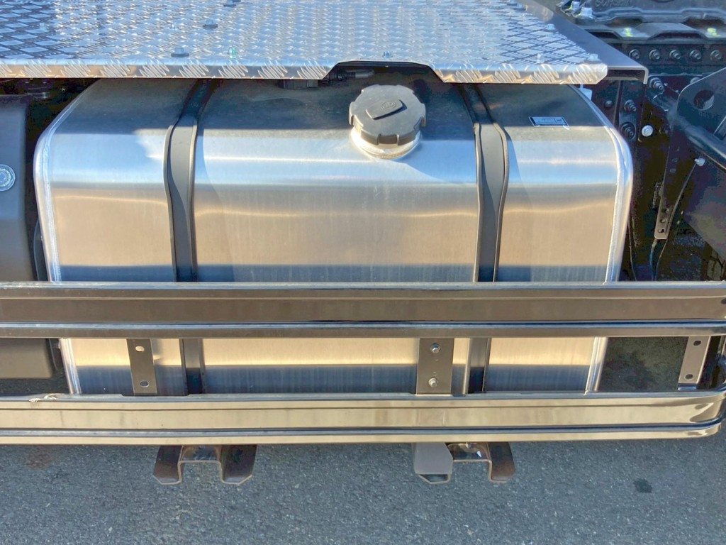 燃料タンクは400Lアルミ製です。|UDトラックス  2RG-GK5DABの写真14