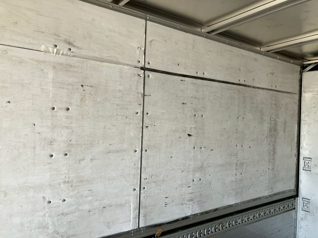 助手席側羽根内側の状態です。|三菱 ファイター 2KG-FK65F(2WD)の写真13