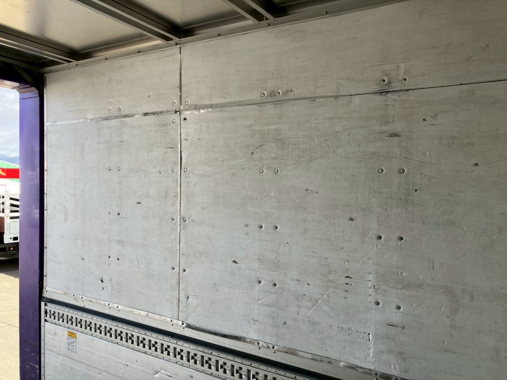 助手席側羽根内側の状態です。|三菱 ファイター 2KG-FK65F(2WD)の写真14