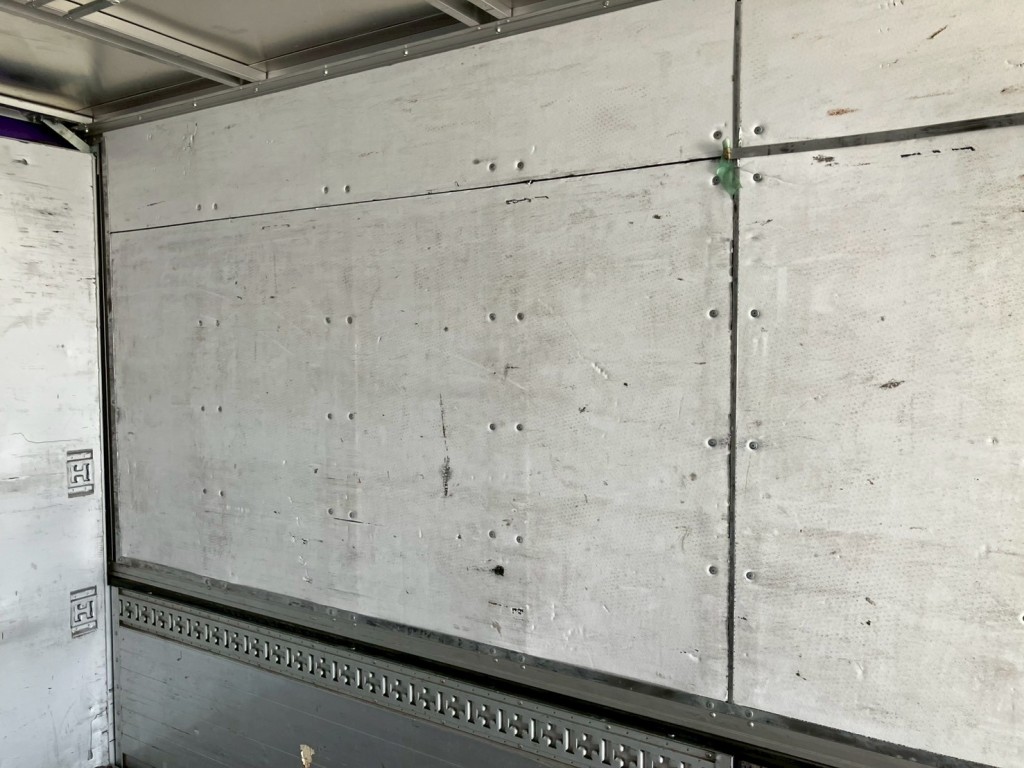 運転席側羽根内側の状態です。|三菱 ファイター 2KG-FK65F(2WD)の写真17