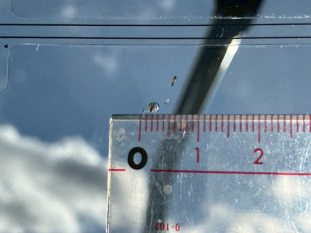 フロントガラスに飛び石があります。|三菱 ファイター 2KG-FK65F(2WD)の写真22