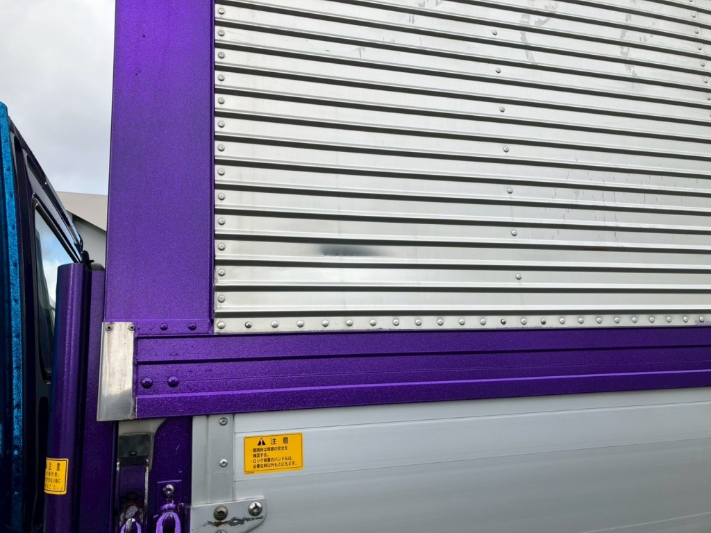 助手席側羽根にキズ・ヘコミがあります。|三菱 ファイター 2KG-FK65F(2WD)の写真26