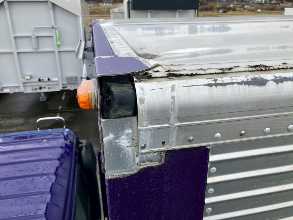 助手席側羽根のコーナーカバー欠品しています。|三菱 ファイター 2KG-FK65F(2WD)の写真29