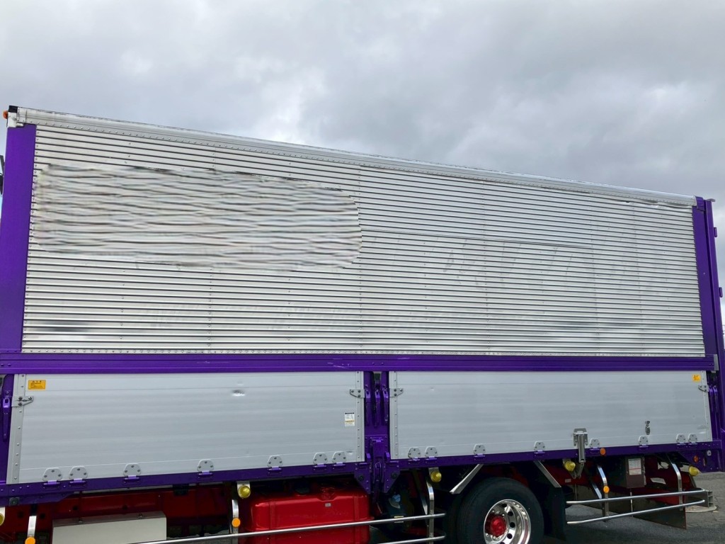 助手席側羽根に看板跡があります。|三菱 ファイター 2KG-FK65F(2WD)の写真36