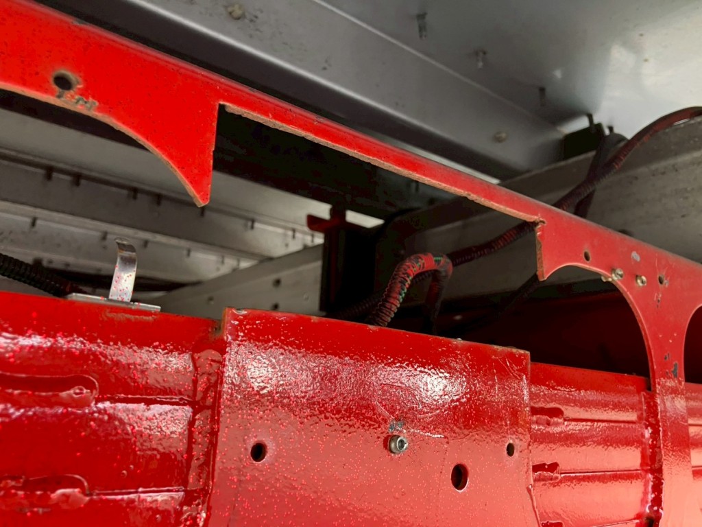 リアクロスメンバーに切断跡があります。|三菱 ファイター 2KG-FK65F(2WD)の写真43