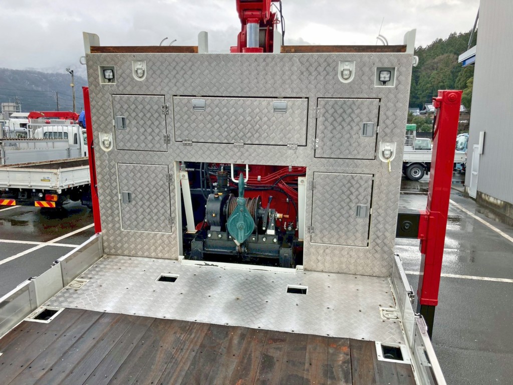 ウインチ付きです。(プロテクター 及び 床板前方に縞板アルミが張られています)|三菱 スーパーグレート 2KG-FS70HZの写真10