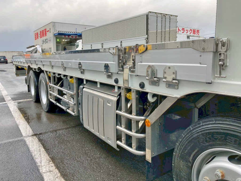 蝶番・中柱・サイドバンパー・フェンダーはステンレス製、アオリ上部にステンが張られています。|三菱 スーパーグレート 2KG-FS70HZの写真13