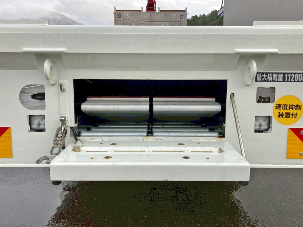 リヤレール中央に歩みを格納できます。|三菱 スーパーグレート 2KG-FS70HZの写真17