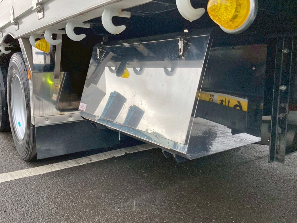 ボディー助手席側後方にステンレス製の工具箱が付いています。|三菱 スーパーグレート 2KG-FS70HZの写真18