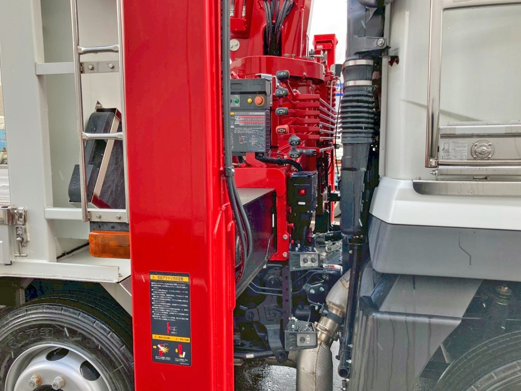 クレーンの操作レバーです。(アウトリガーは自動張り出しします)|三菱 スーパーグレート 2KG-FS70HZの写真19