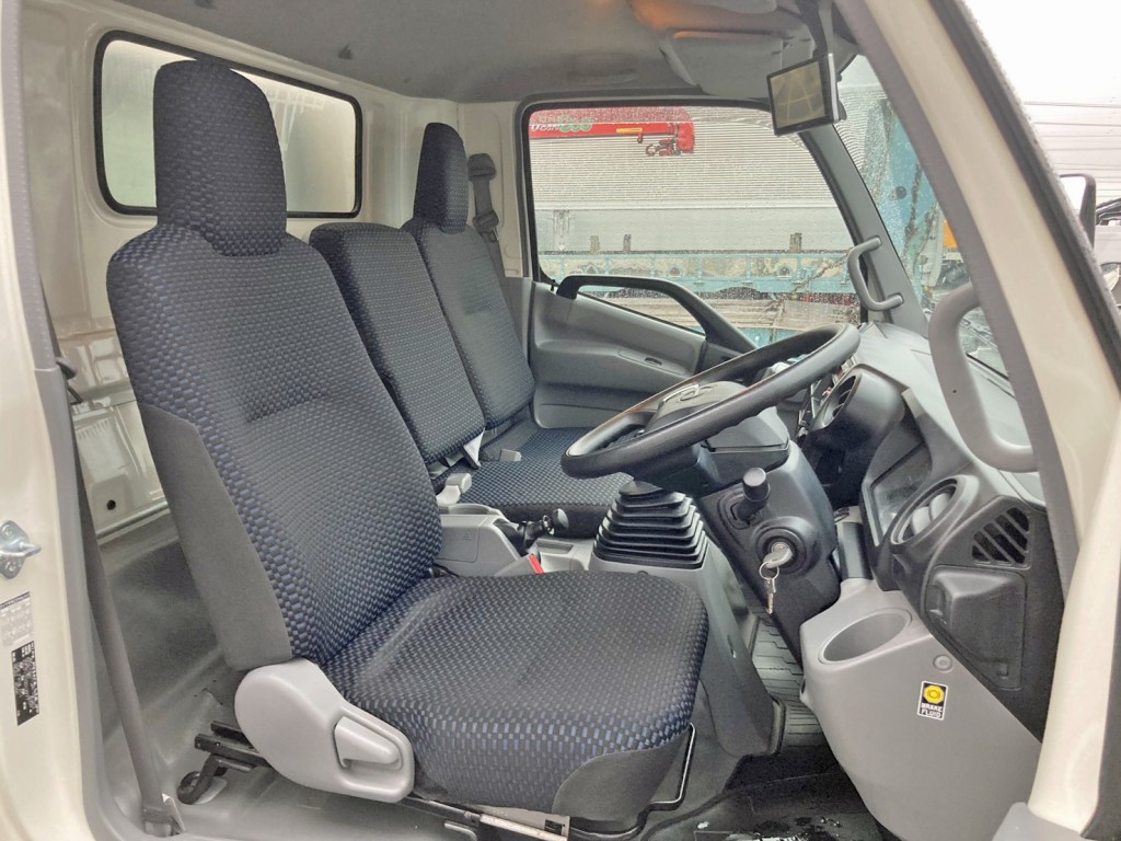 乗車定員は3名です。|日野 デュトロ 2RG-XZU712M(2WD)の写真7