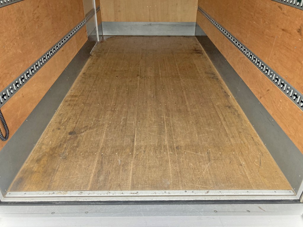 床は板張りです。|日野 デュトロ 2RG-XZU712M(2WD)の写真10