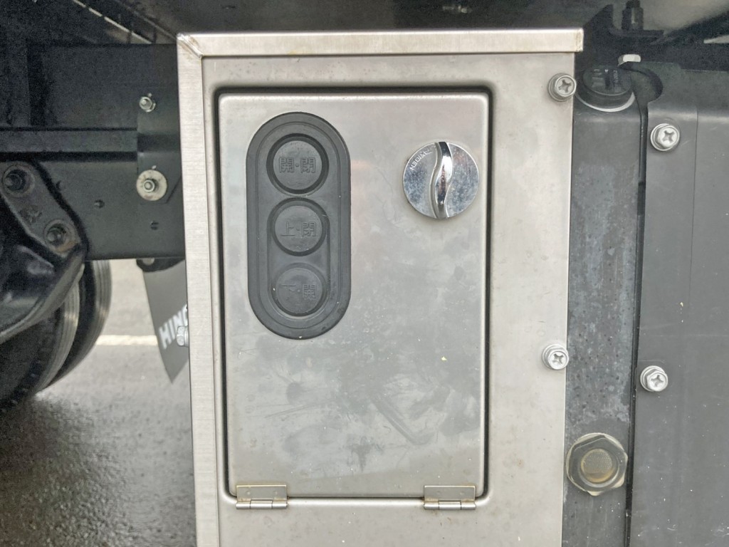ゲートの昇降スイッチです。(オートターン機能付きです)|日野 デュトロ 2RG-XZU712M(2WD)の写真16