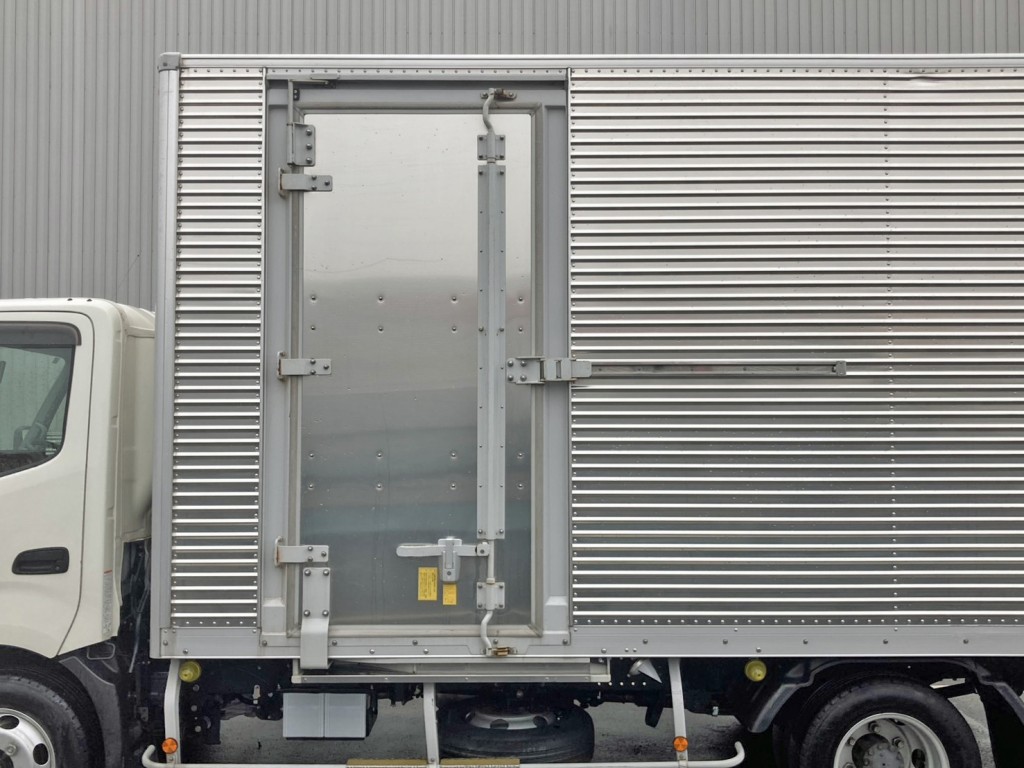 ボディー助手席側前方にスライド式のサイドドアが付いています。|日野 デュトロ 2RG-XZU712M(2WD)の写真18