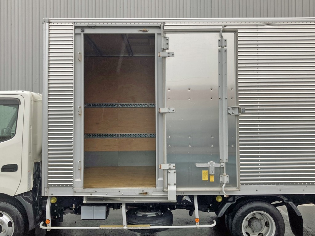 サイドドアを開いた状態です。|日野 デュトロ 2RG-XZU712M(2WD)の写真19