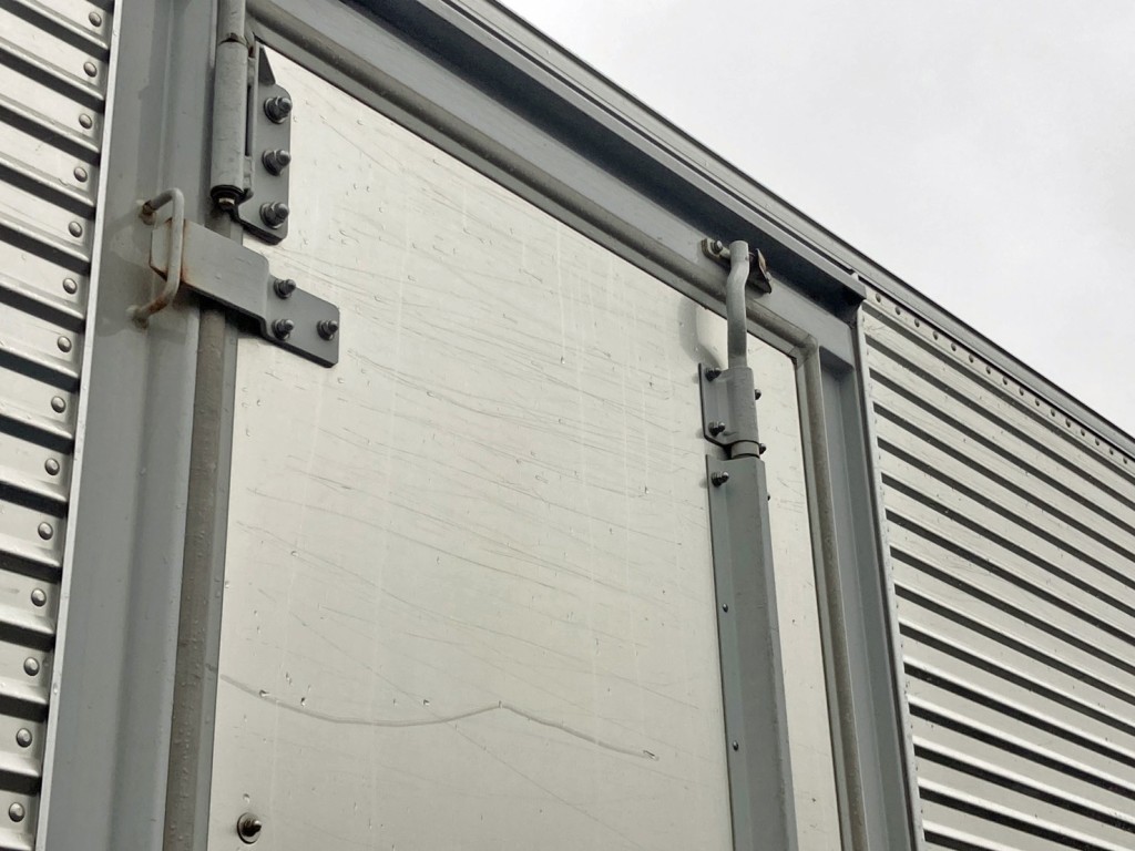 サイドドア上部に引きキズがあります。|日野 デュトロ 2RG-XZU712M(2WD)の写真20