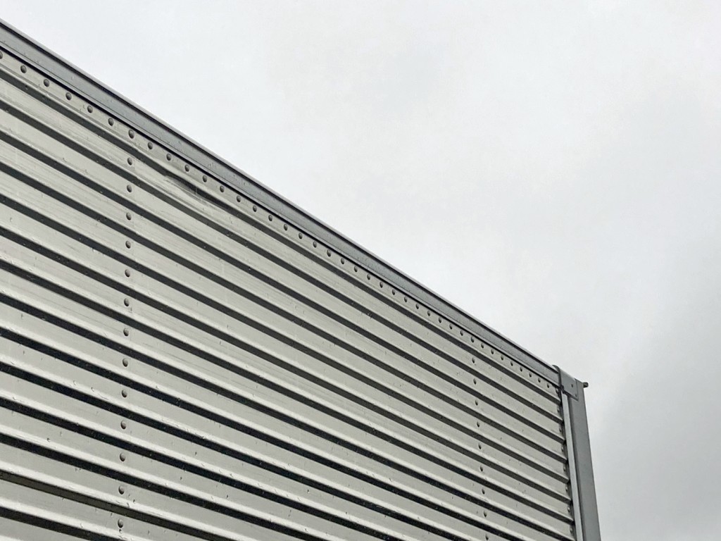 ボディー助手席側上部にヘコミがあります。|日野 デュトロ 2RG-XZU712M(2WD)の写真21