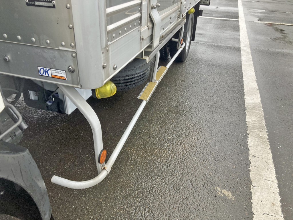 助手席側サイドバンパーに曲がりがあります。|日野 デュトロ 2RG-XZU712M(2WD)の写真22