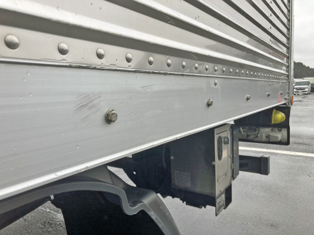 助手席側サイドレール後方に引きキズがあります。|日野 デュトロ 2RG-XZU712M(2WD)の写真23