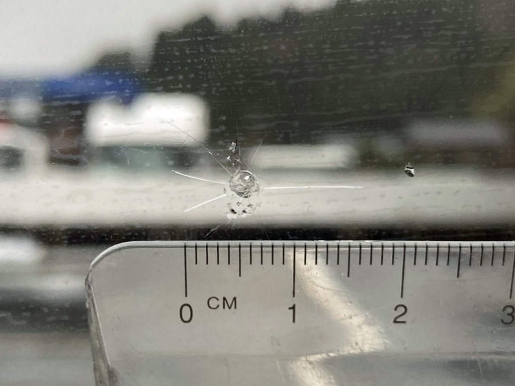 フロントガラスの運転席側下部に飛び石跡があります。|日野 デュトロ 2RG-XZU712M(2WD)の写真27