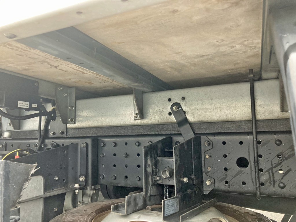 シャーシとネタの状態です。(縦ネタ・横ネタは鉄製です)|三菱 キャンター TPG-FBA20(2WD)の写真6