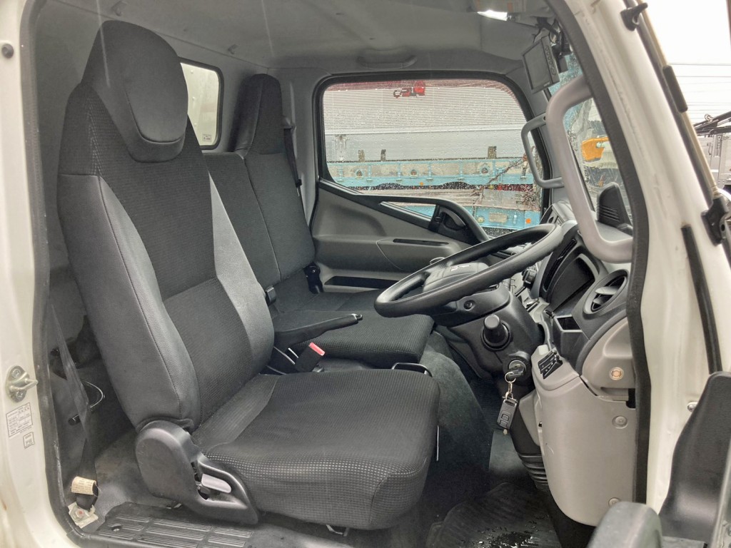 乗車定員は3名です。|三菱 キャンター TPG-FBA20(2WD)の写真7