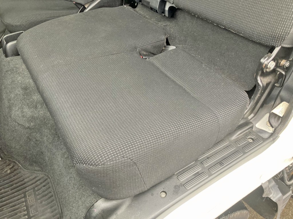 助手席座面にヘタリがあります。|三菱 キャンター TPG-FBA20(2WD)の写真9