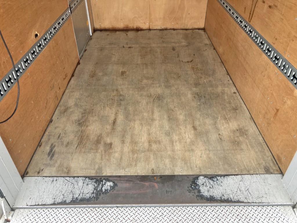 床は板張りです。|三菱 キャンター TPG-FBA20(2WD)の写真12