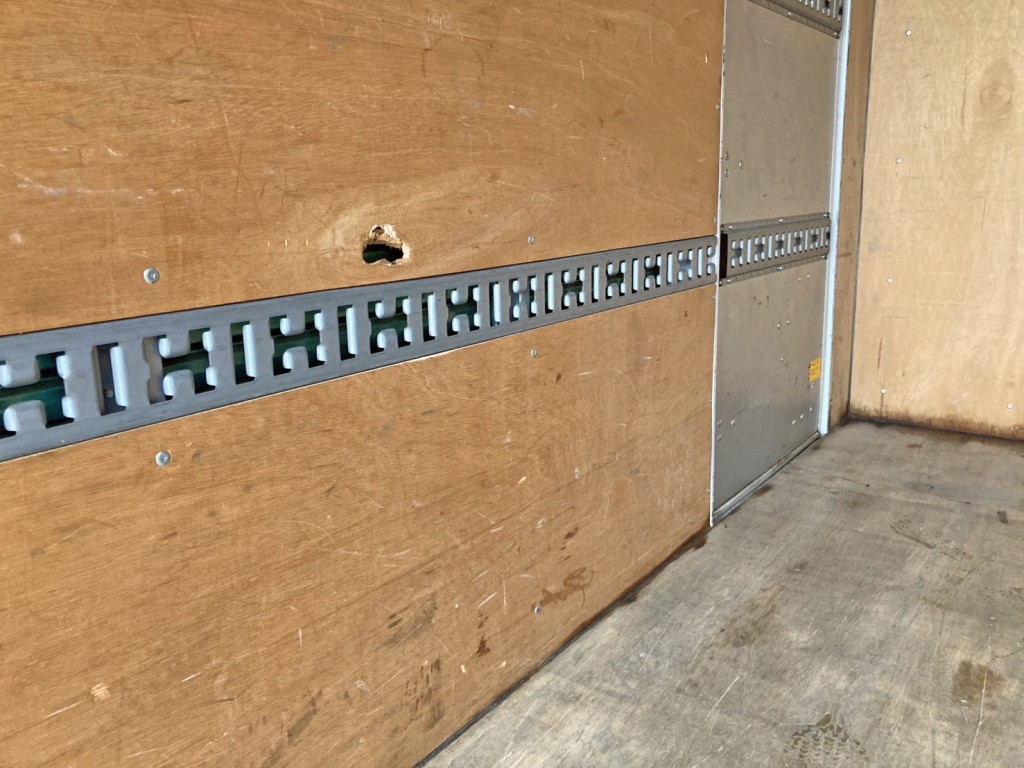 ボディー助手席側に穴あき箇所があります。|三菱 キャンター TPG-FBA20(2WD)の写真13