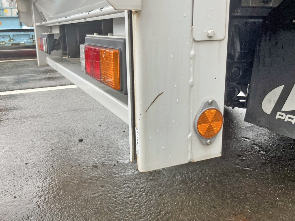 運転席側リヤ柱下部にキズ・サビがあります。|三菱 キャンター TPG-FBA20(2WD)の写真20