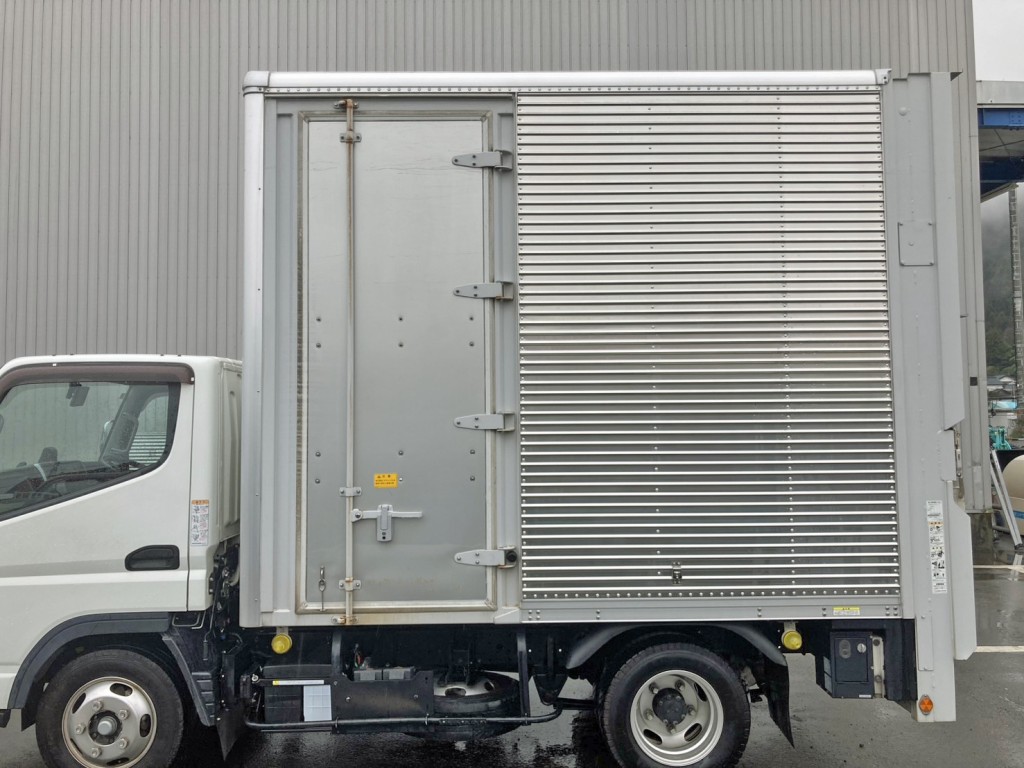 ボディー助手席側前方に片開き式のサイドドアが付いています。|三菱 キャンター TPG-FBA20(2WD)の写真23