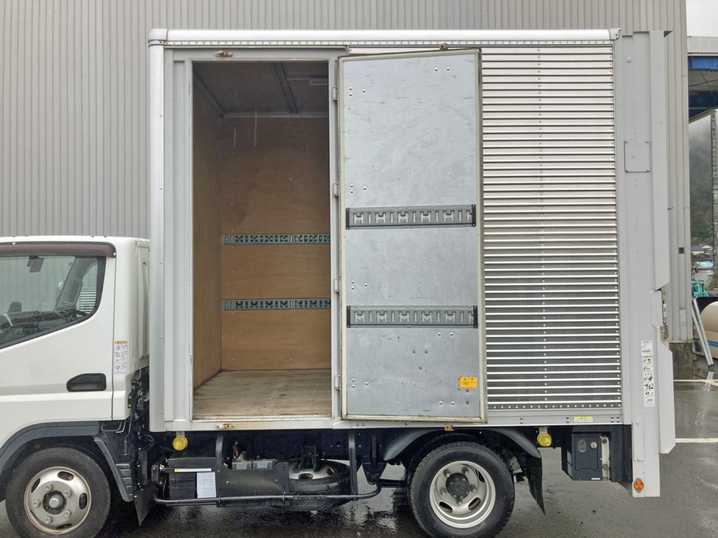 サイドドアを開いた状態です。|三菱 キャンター TPG-FBA20(2WD)の写真24