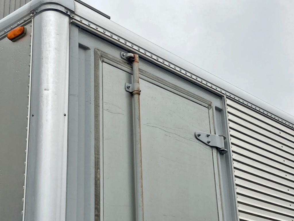 サイドドア上部に引きキズがあります。|三菱 キャンター TPG-FBA20(2WD)の写真25