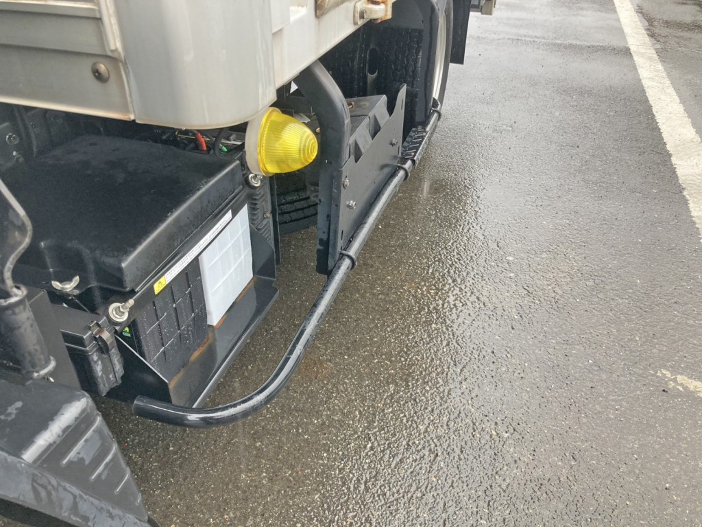 助手席側サイドバンパーに曲がりがあります。|三菱 キャンター TPG-FBA20(2WD)の写真26