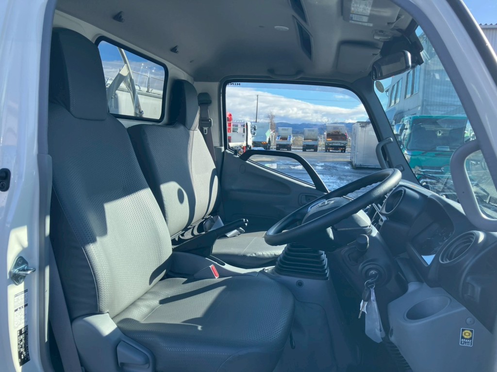 乗車定員は3名です。|日野 デュトロ 2DG-XZU685M(4WD)の写真7