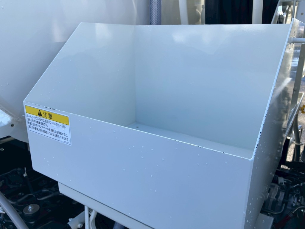 運転席側物入にキズがあります。|日野 デュトロ 2DG-XZU685M(4WD)の写真24