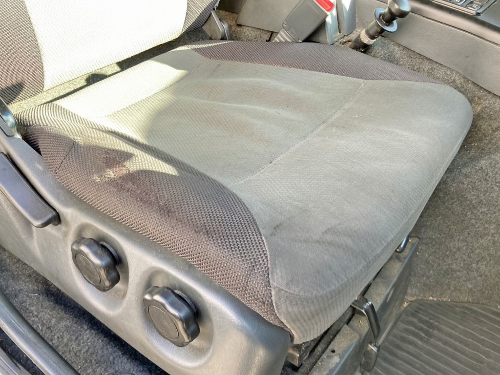 運転席座面にヘタリ・土台部にガタがあります。|三菱 スーパーグレート QKG-FP54VGRの写真9