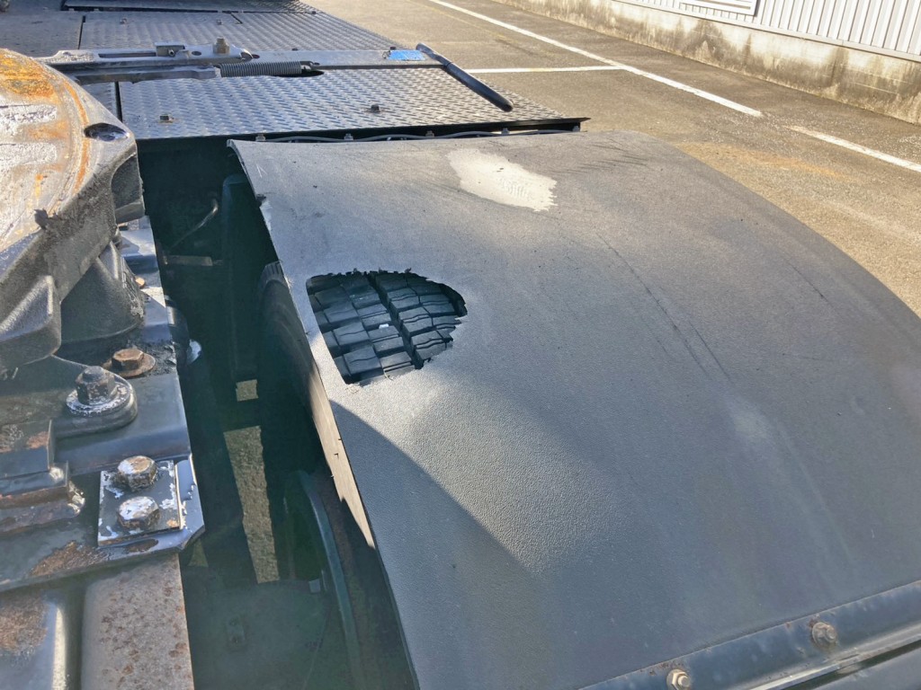 運転席側リヤフェンダーに穴あき箇所があります。|三菱 スーパーグレート QKG-FP54VGRの写真16