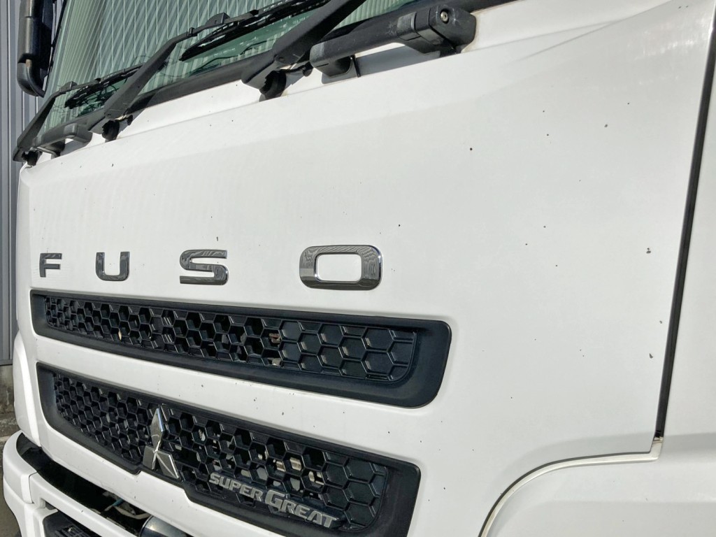 フロントパネルの所々にキズがあります。(助手席側)|三菱 スーパーグレート QKG-FP54VGRの写真19