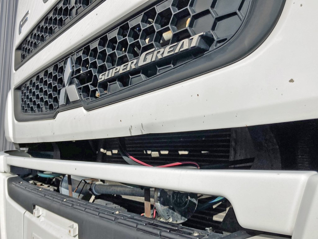 フロントパネル下部にヘコミがあります。|三菱 スーパーグレート QKG-FP54VGRの写真20