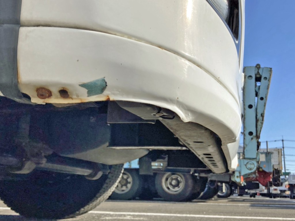 フロントバンパー運転席側にキズ・ヘコミがあります。|三菱 スーパーグレート QKG-FP54VGRの写真22