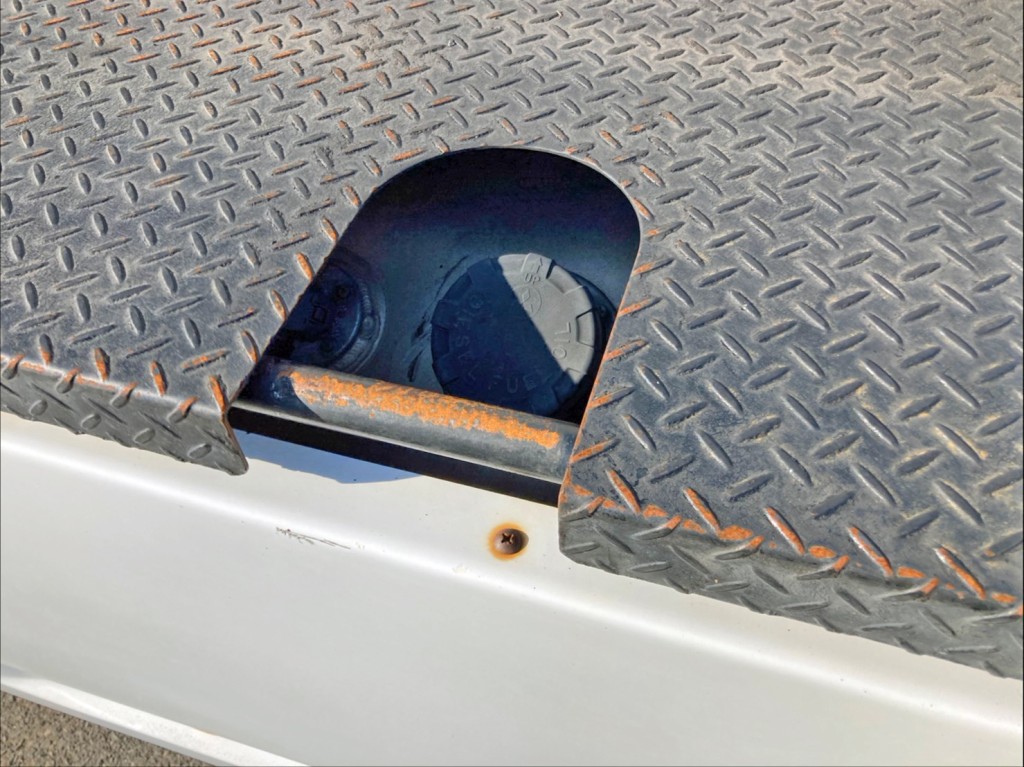 燃料タンクは300Lです。|三菱 スーパーグレート QKG-FP54VGRの写真23