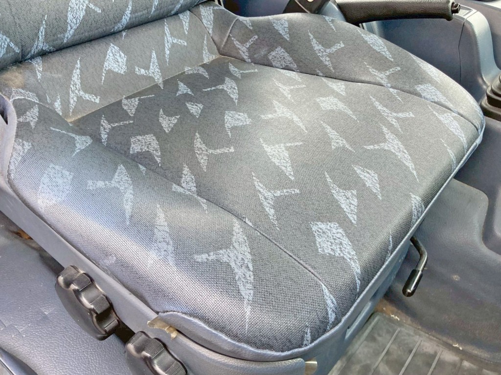 運転席座面にヘタリがあります。|日野 レンジャー ADG-FC7JCWA(2WD)の写真8